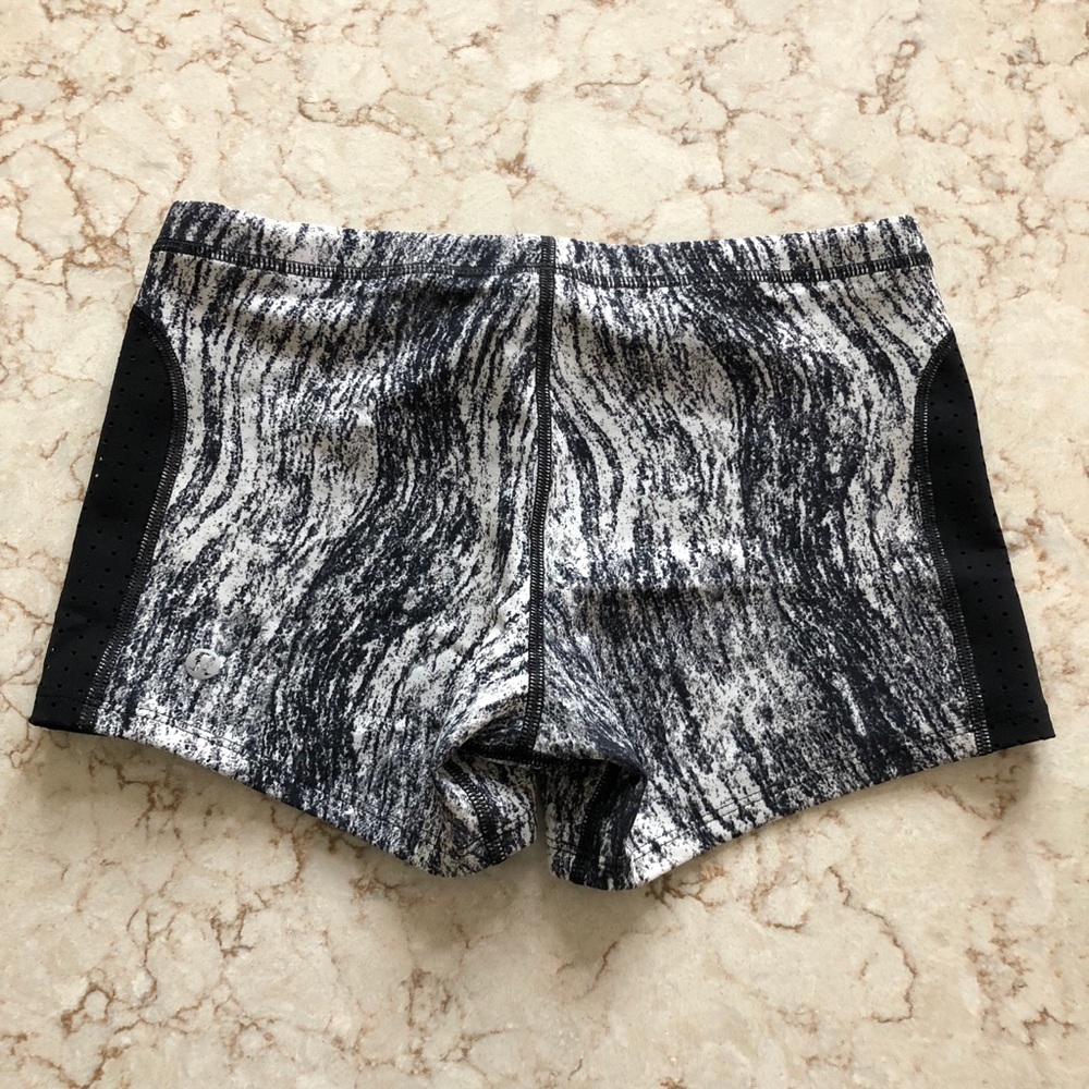 Cute LULULEMON yoga shorts!